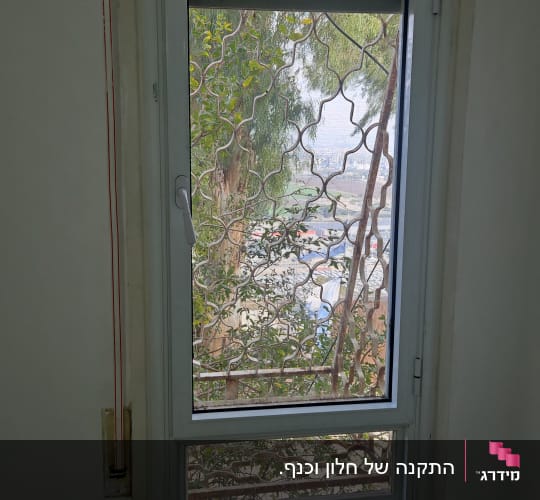 חלון אלומיניום עם סורג מתכת